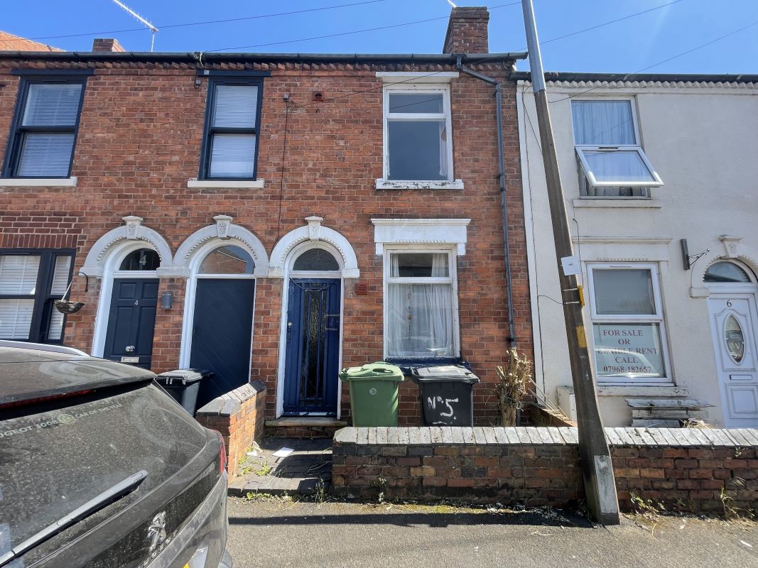 2 bedroom mid terraced house in Stourbridge Property auctions Bond Wolfe