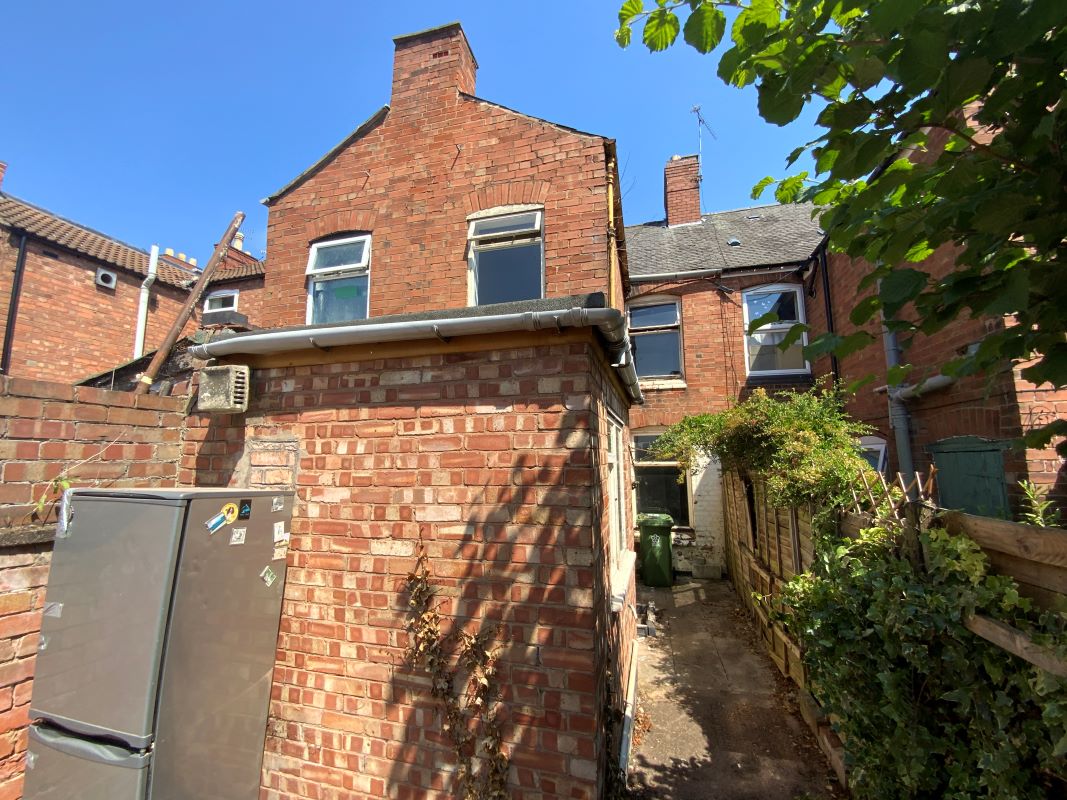 3 bedroom mid terraced house in Leicester Property auctions Bond Wolfe