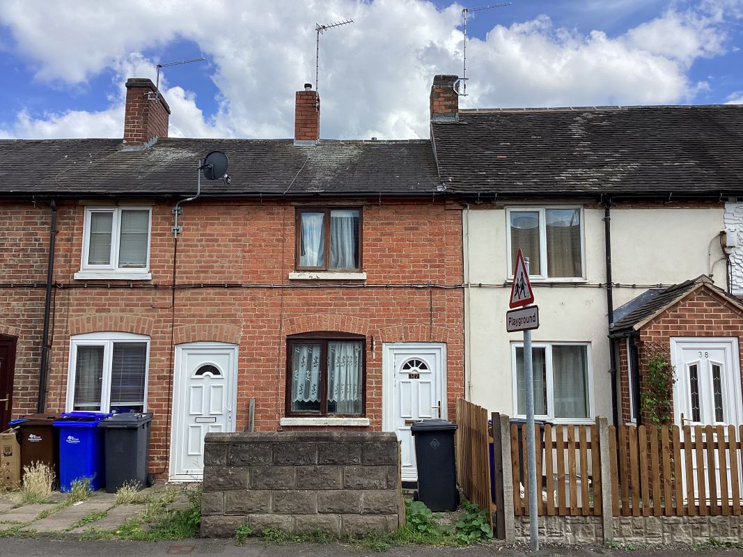 1 bedroom mid terraced house in Burton on Trent Property auctions Bond