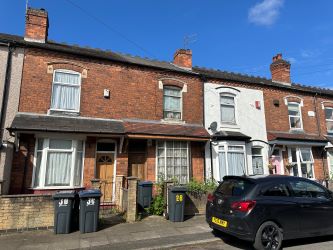 2 bedroom mid terraced house in Cotteridge