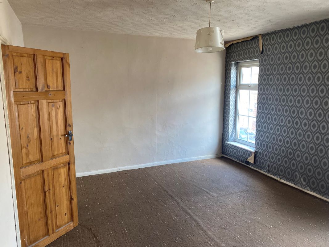 3 bedroom mid terraced house in Burton on Trent Property auctions Bond