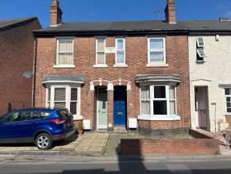 3 bedroom mid terraced house in Wolverhampton