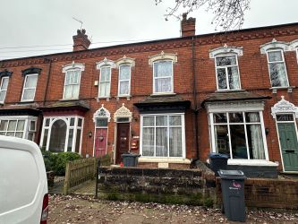 A vacant freehold 5 bedroom mid terraced property