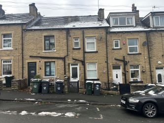 2 bedroom mid terraced house in Bradford