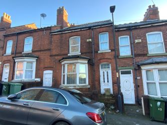 4 bedroom mid terraced house in Walsall