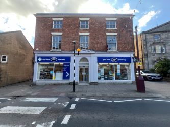 3 bedroom first floor flat in Cheadle, Stoke on Trent