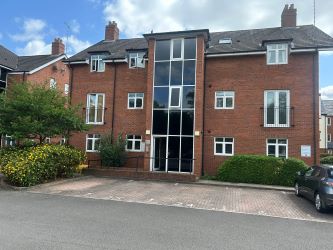 2 bedroom ground floor apartment in Warwick