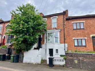 3 bedroom mid terraced house in Worcester