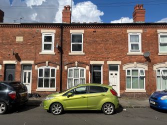 3 bedroom mid terraced house in Birmingham