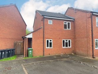 2 bedroom end terraced property in Warwick.