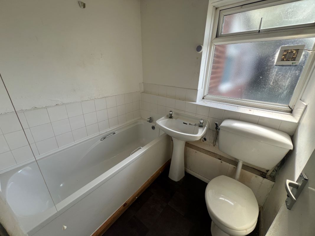A long leasehold 1 bedroom second floor flat in Bartley Green