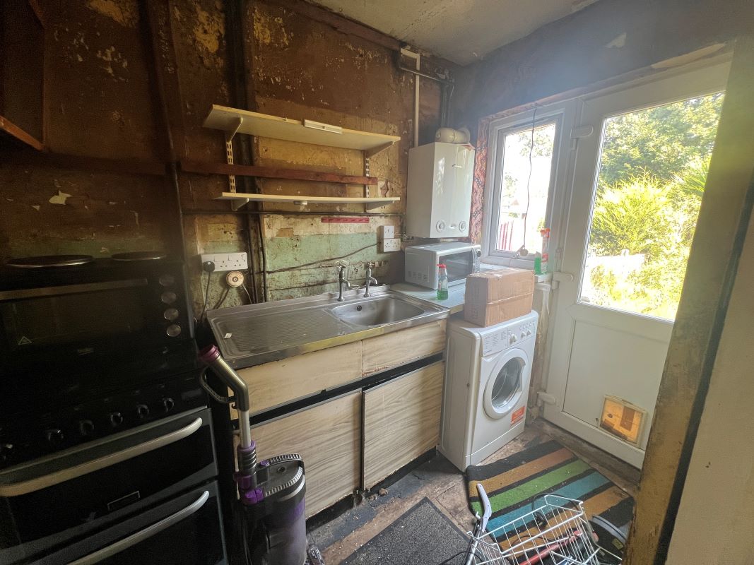 3 bedroom mid terraced house in Longbridge