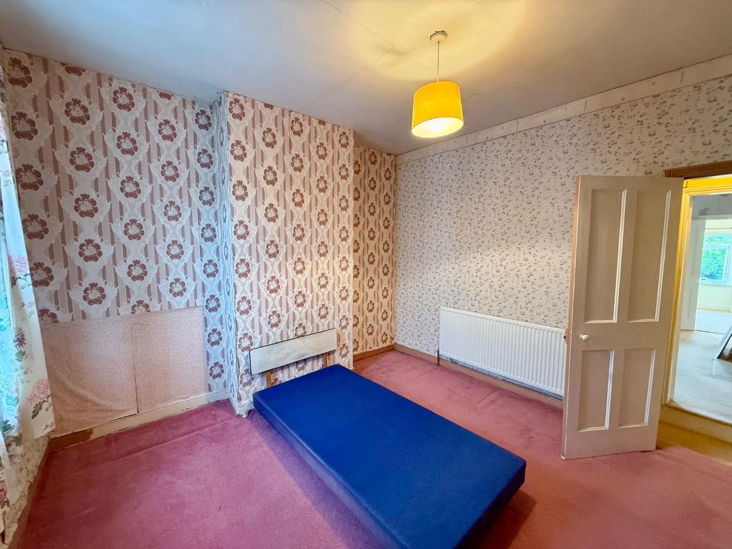 3 bedroom mid terraced house in Hockley