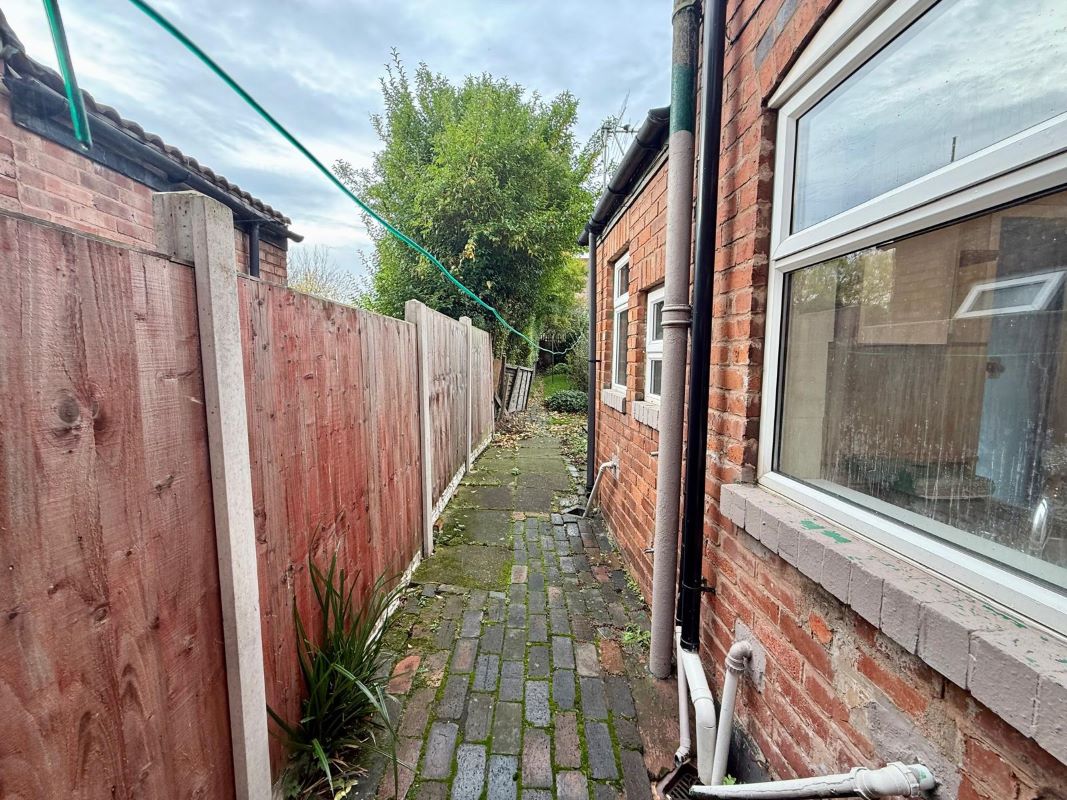 3 bedroom mid terraced house in Hockley