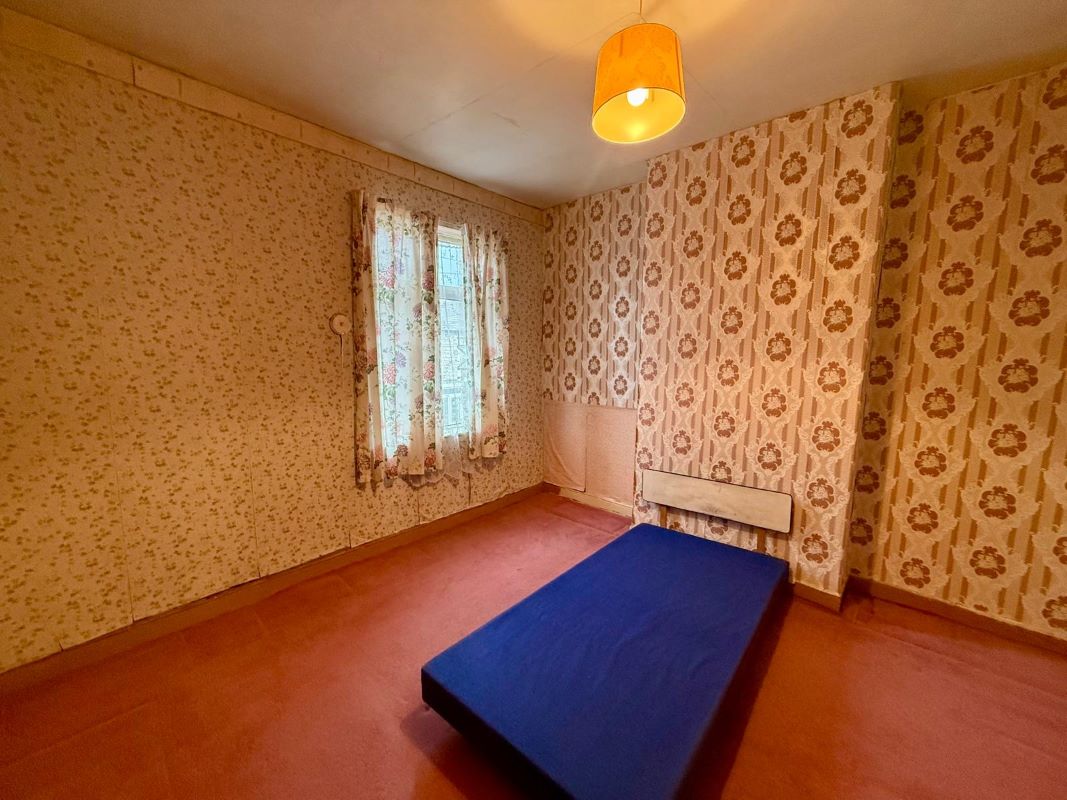 3 bedroom mid terraced house in Hockley