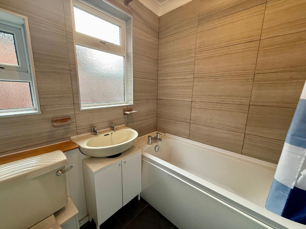 3 bedroom mid terraced house in Hockley