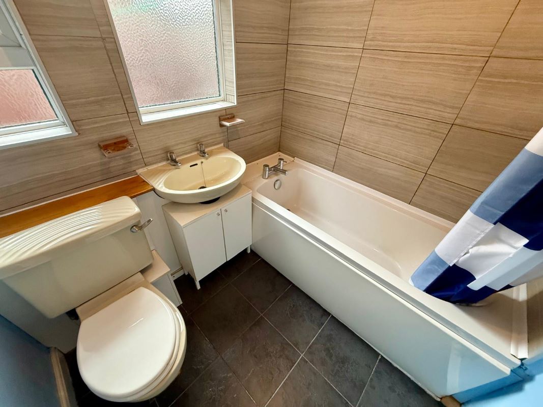 3 bedroom mid terraced house in Hockley