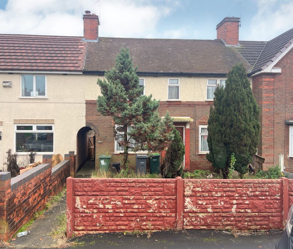 4 bedroom double fronted mid terraced property in Oldbury 