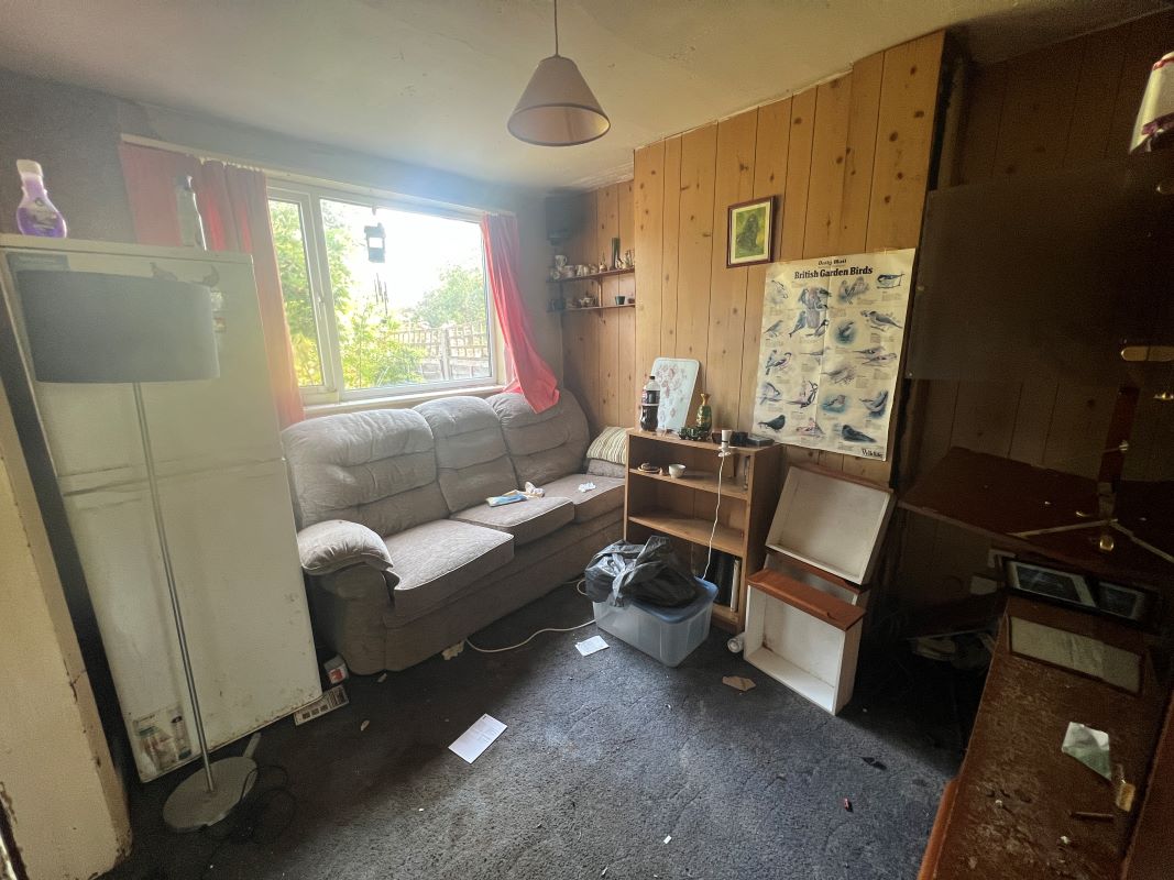 3 bedroom mid terraced house in Longbridge