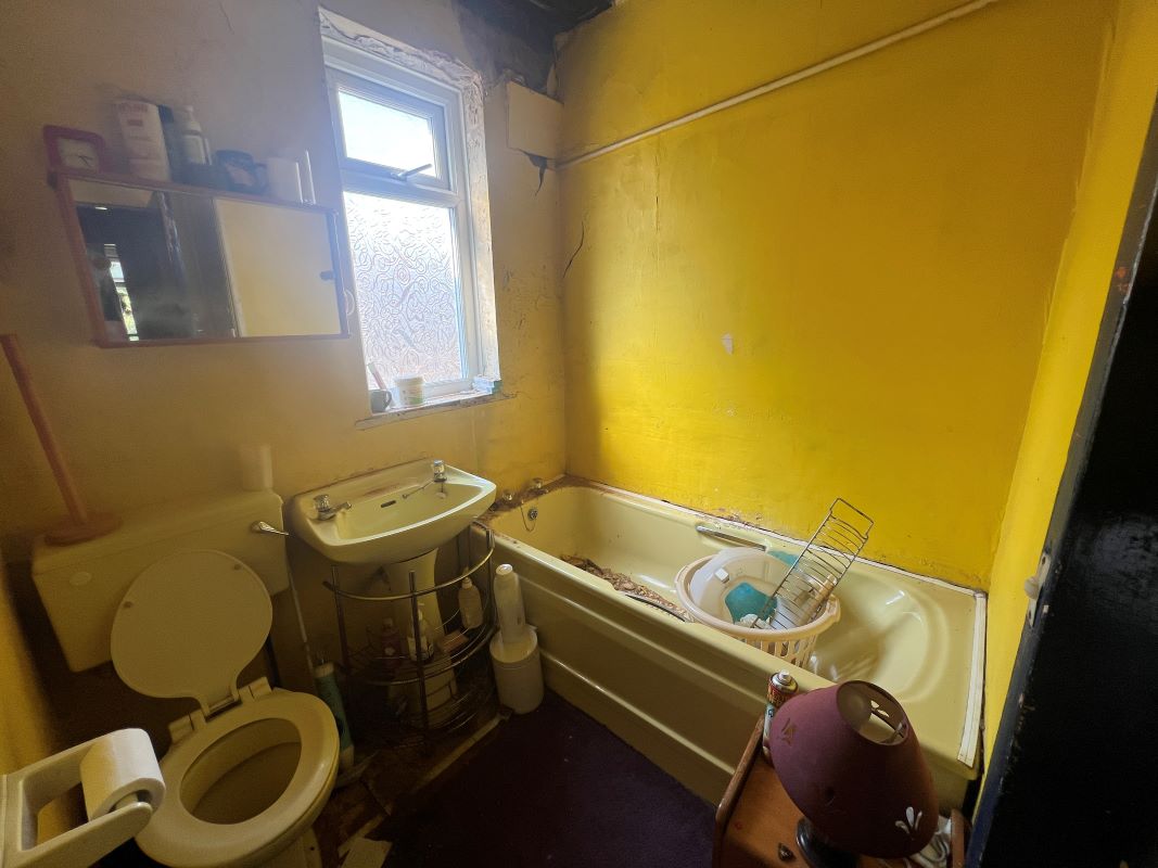 3 bedroom mid terraced house in Longbridge