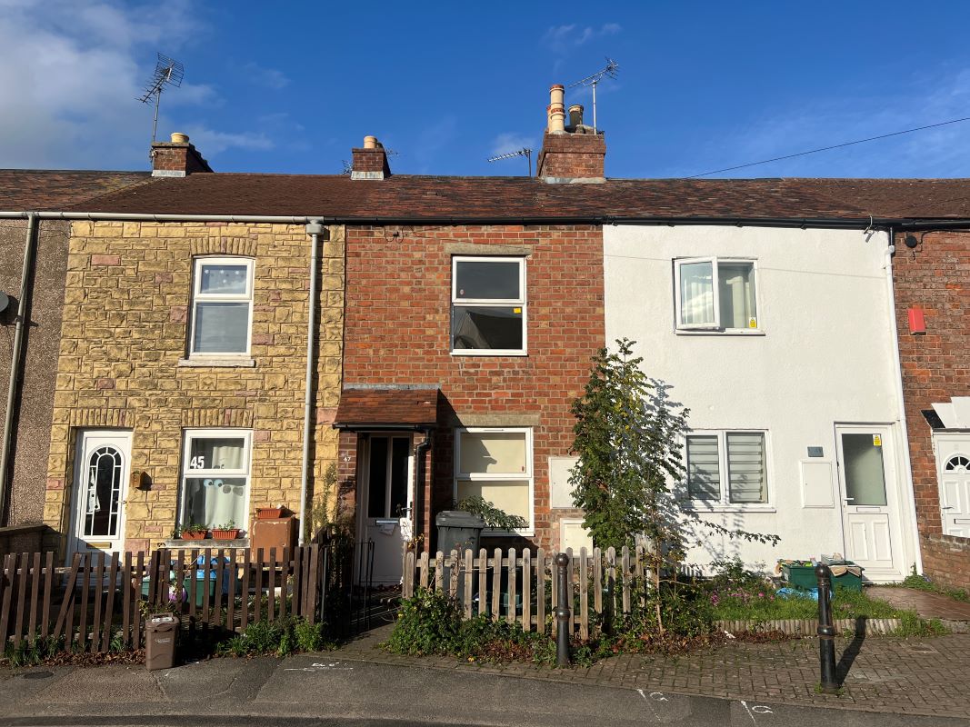 2 bedroom mid terraced property in Gloucester 