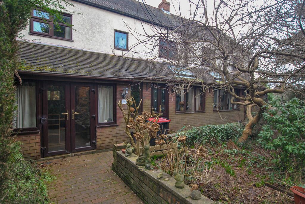 2 bedroom detached property in Ketley Bank