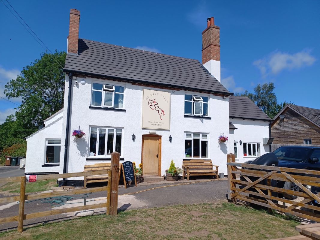 A vacant pub with living accommodation in Hallow.