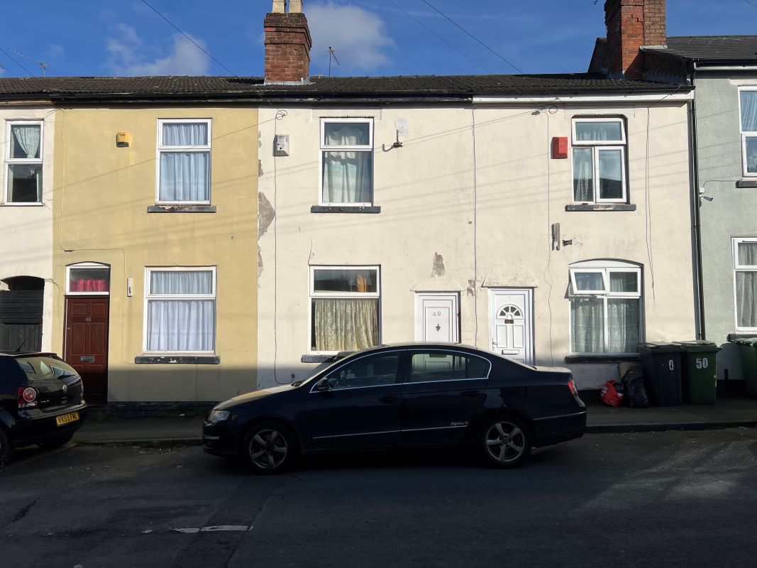 3 bedroom mid terraced house in Wolverhampton