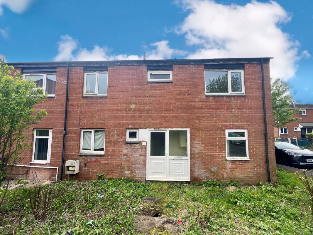 4 bedroom double fronted end terraced house in Telford