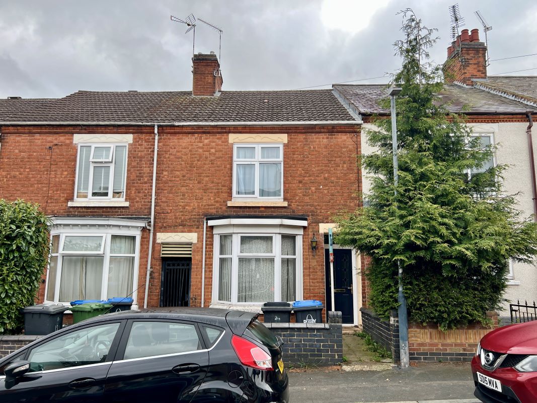 3 bedroom mid terraced property in Rugby