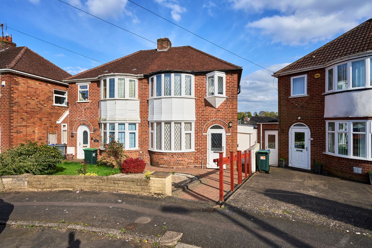 3 bedroom semi detached property in Oldbury
