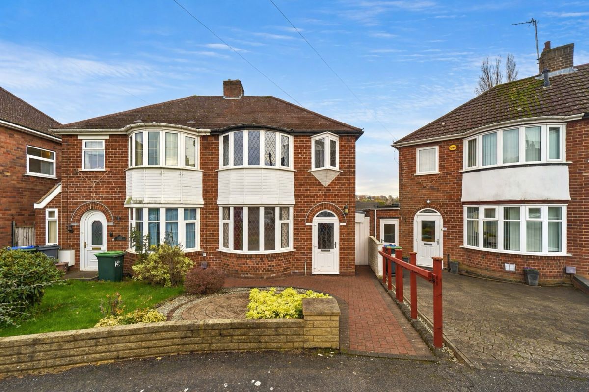 3 bedroom semi detached property in Oldbury