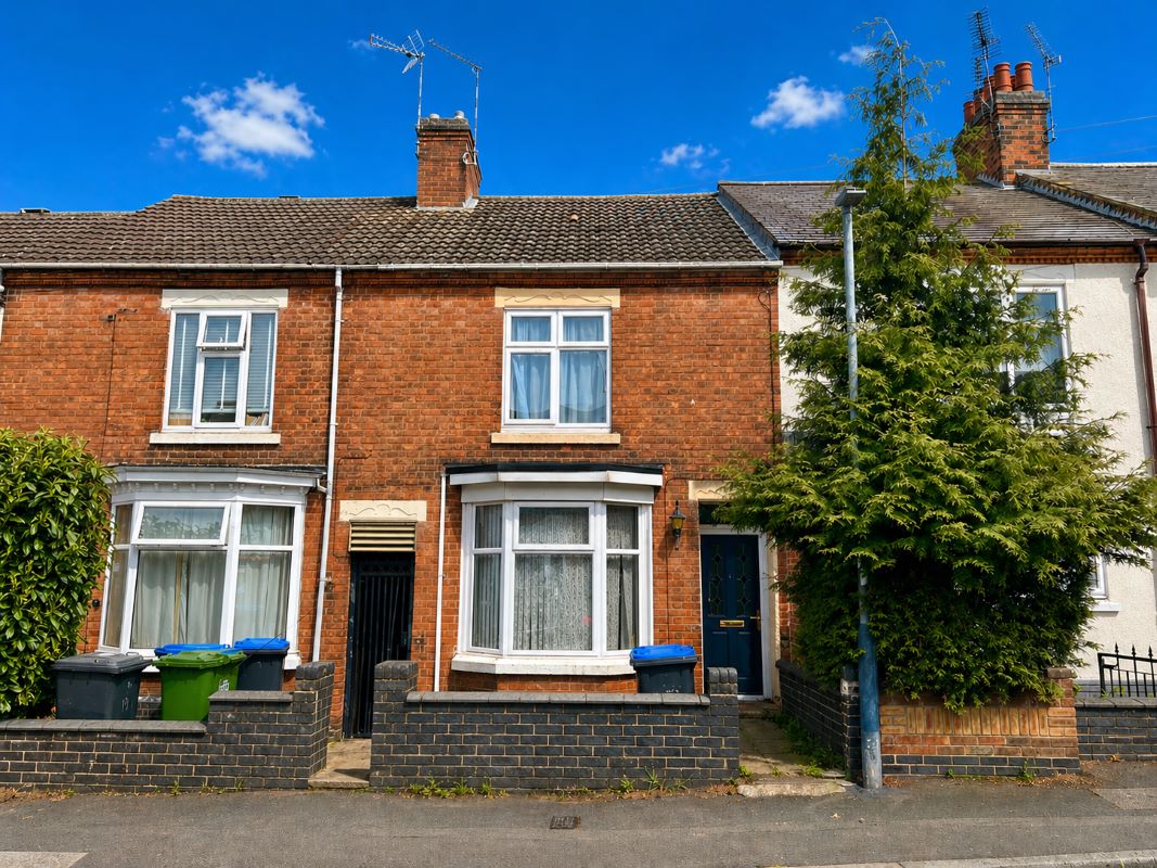 3 bedroom mid terraced property in Rugby