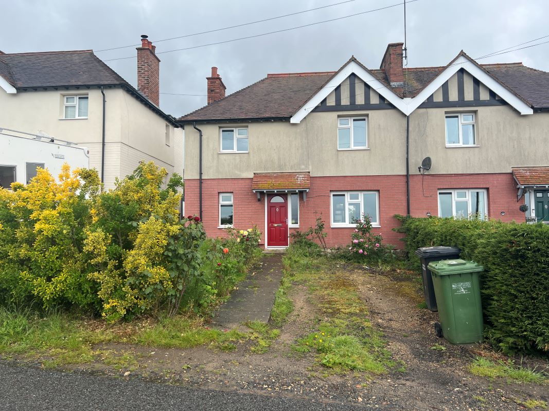 3 bedroom semi detached property in Defford