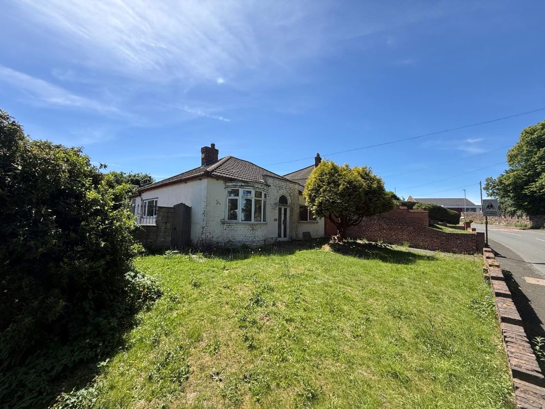 3 bedroom detached bungalow in Bilston
