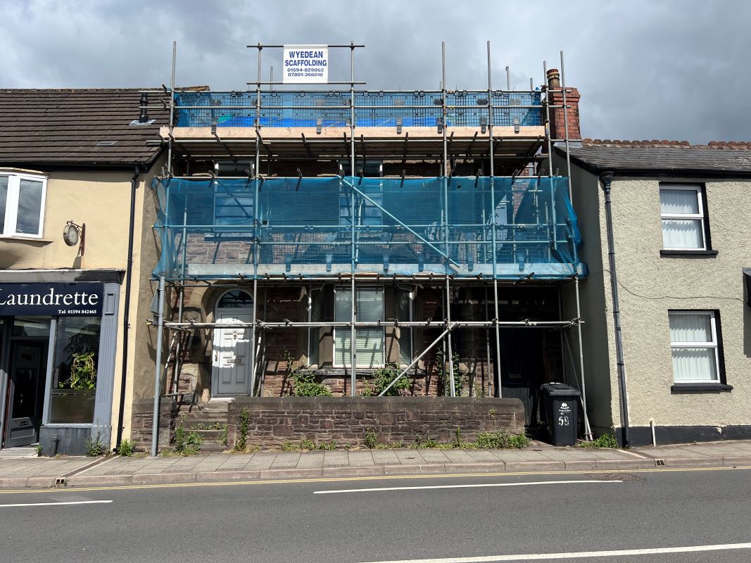 5 bedroom linked semi detached house in Lydney, Glos.