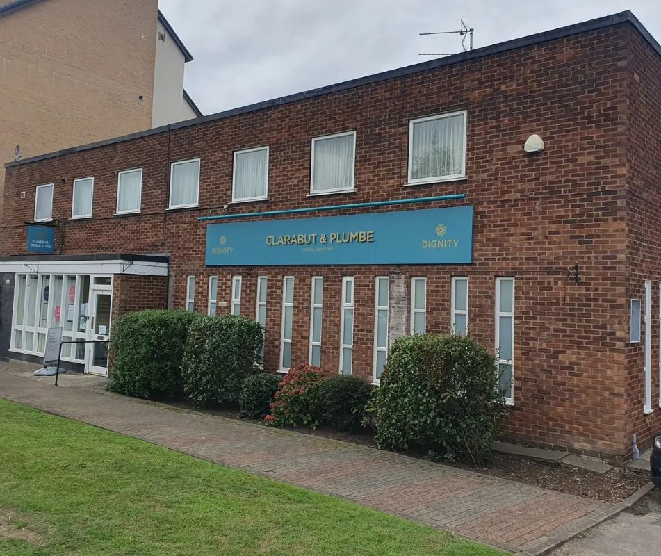 4 bedroom flat in Bedford