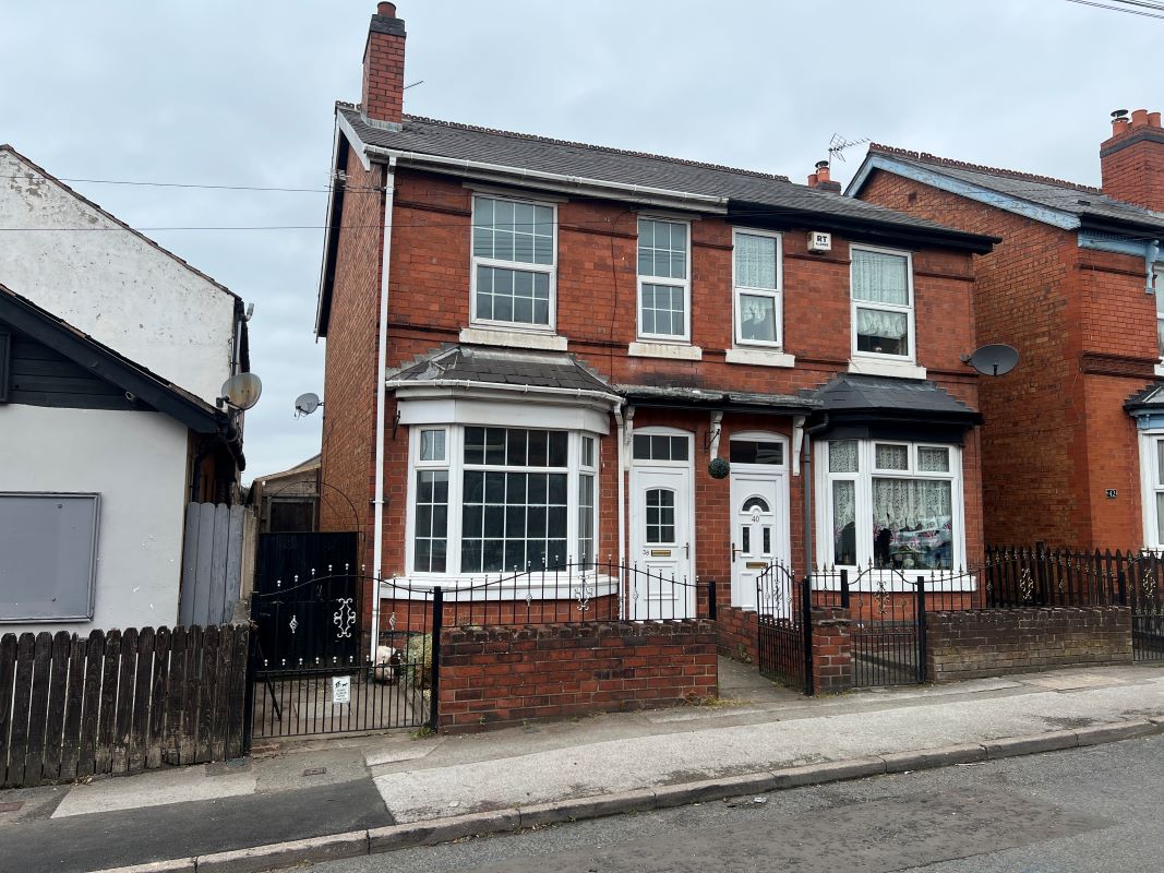 3 bedroom semi detached house in Wednesbury