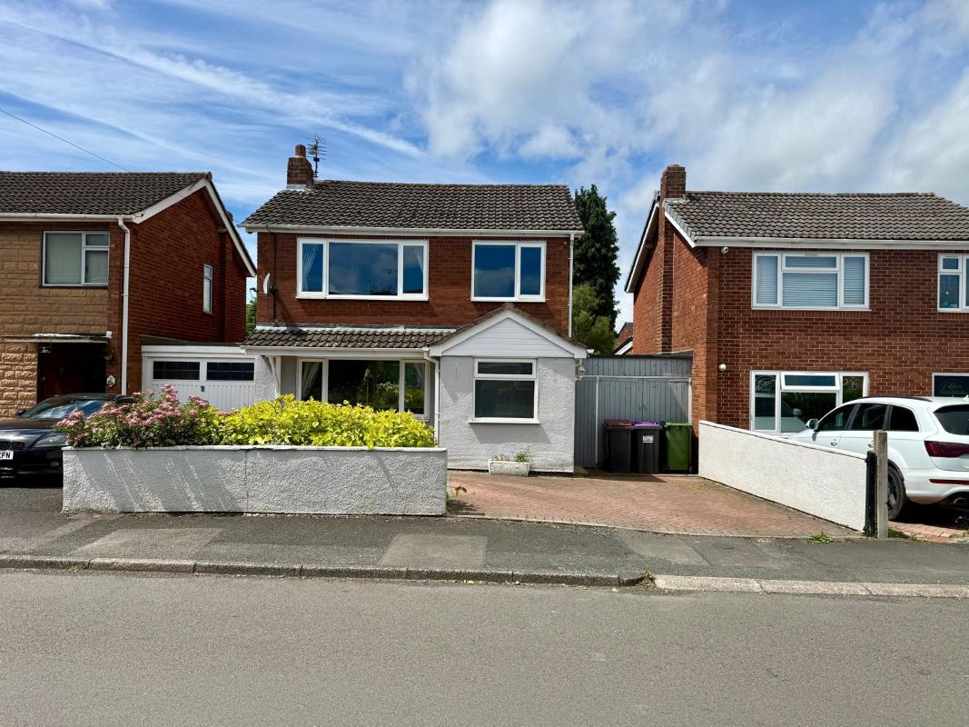 3 bedroom linked detached house in Telford