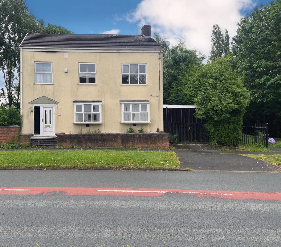 4 bedroom detached house in Bilston