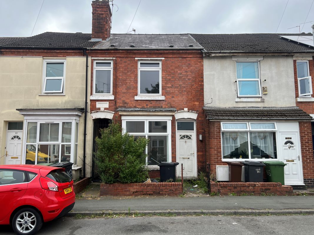 3 bedroom mid terraced house in Wolverhampton