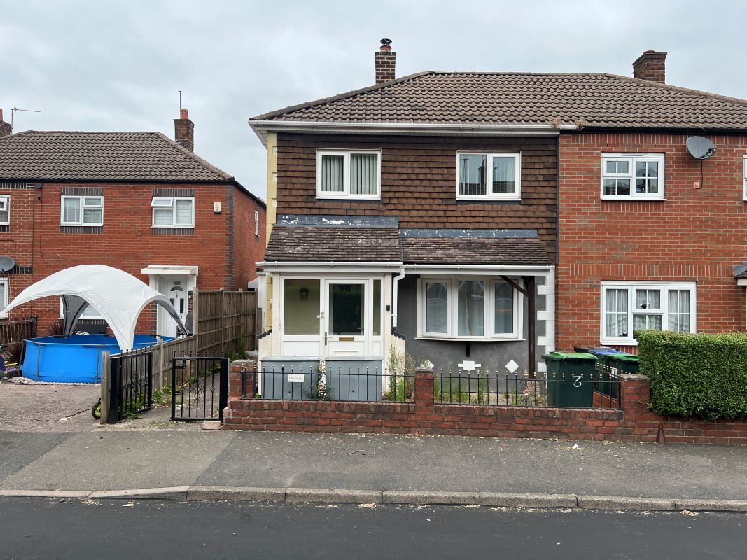 2 bedroom semi detached house in West Bromwich