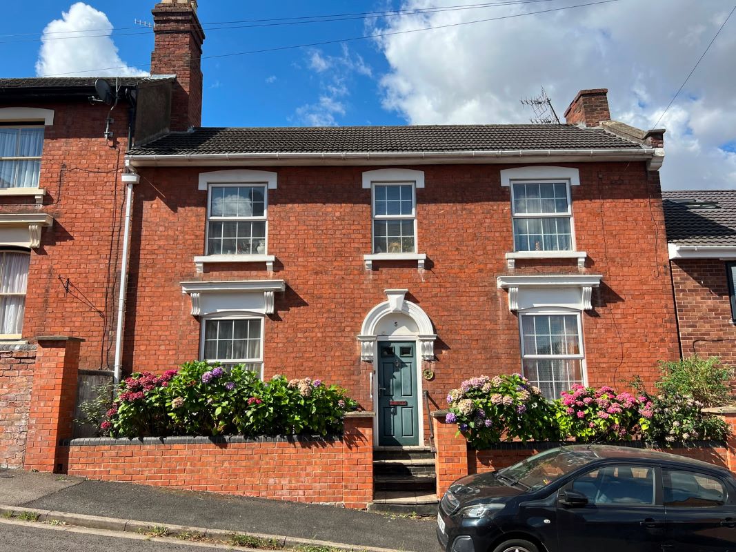 3 bedroom mid terraced property 