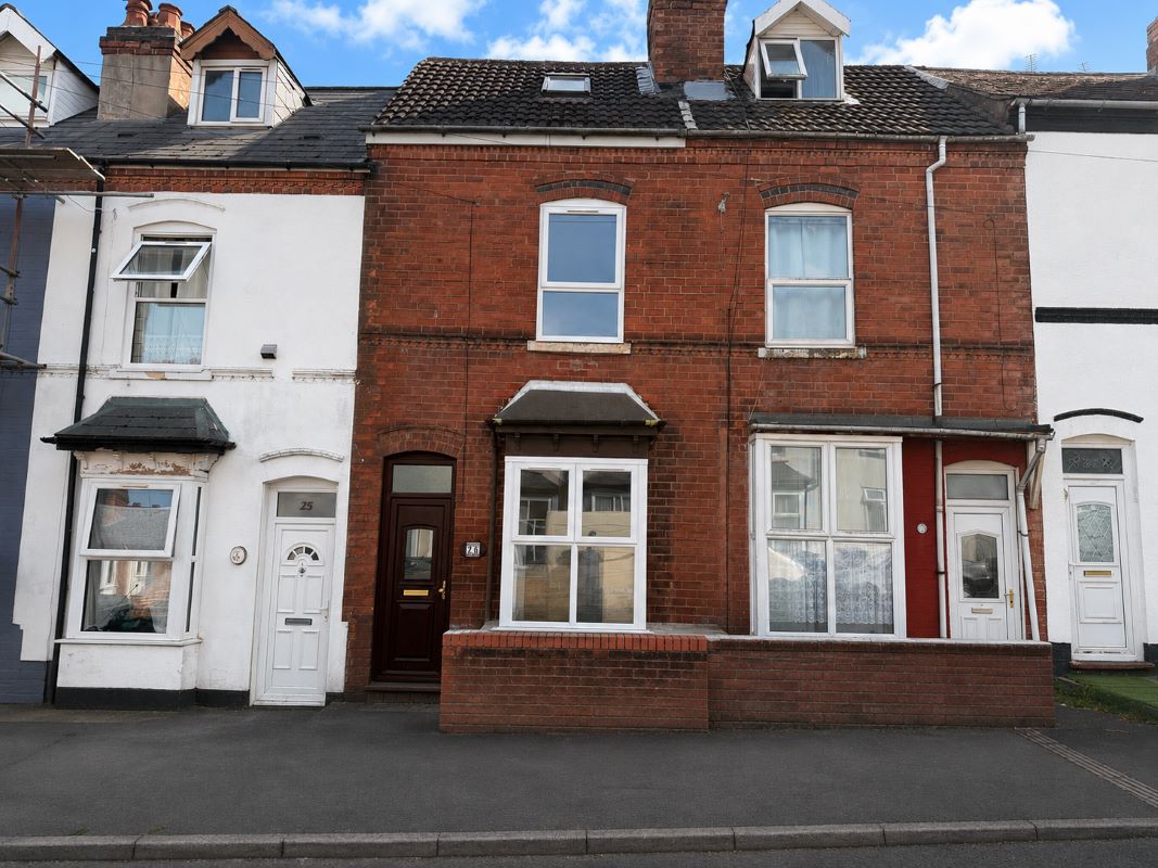 3 bedroom mid terraced house in Smethwick