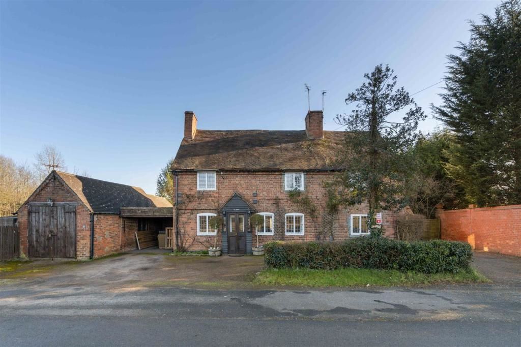 4 bedroom detached property in Sherbourne.