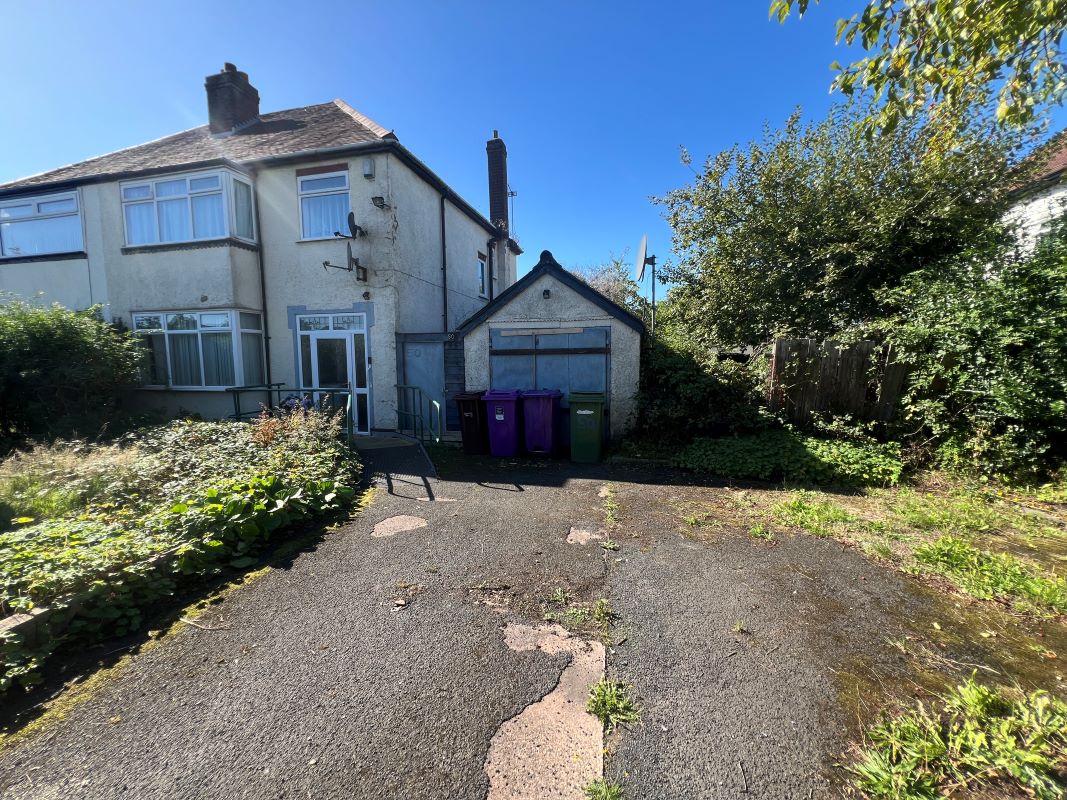 3 bedroom semi detached property in Goldthorn Park 