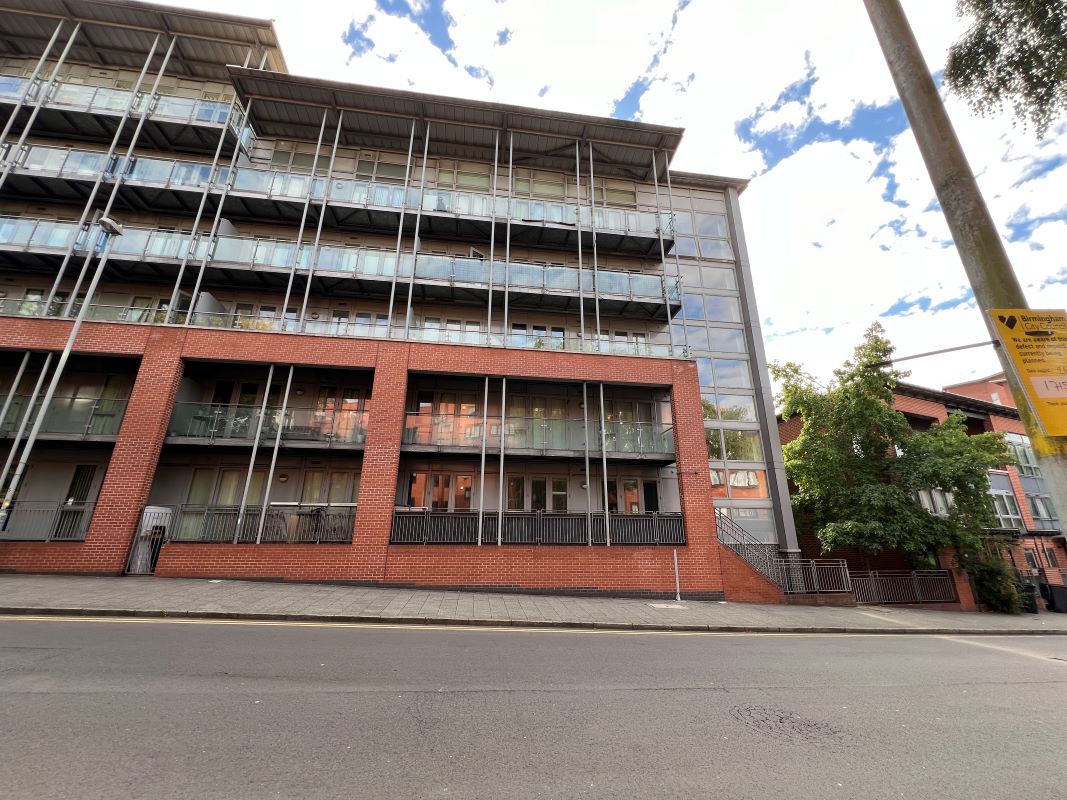 A modern vacant two bed first floor apartment in a City Centre location.