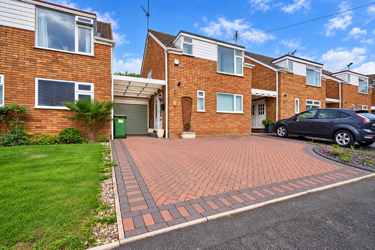 3 bedroom link detached property in Dudley