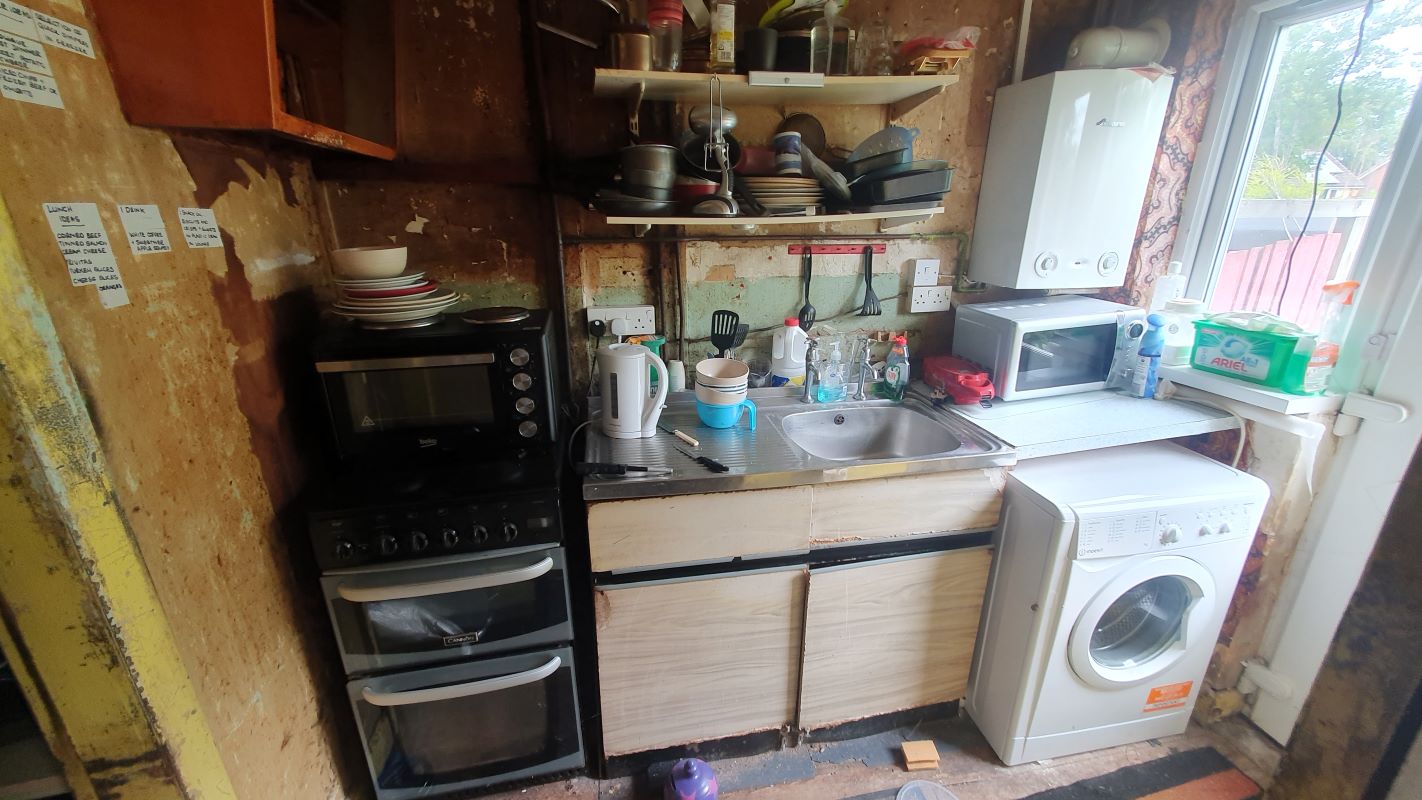 Leasehold Vacant Mid-Terraced House with Three Bedrooms