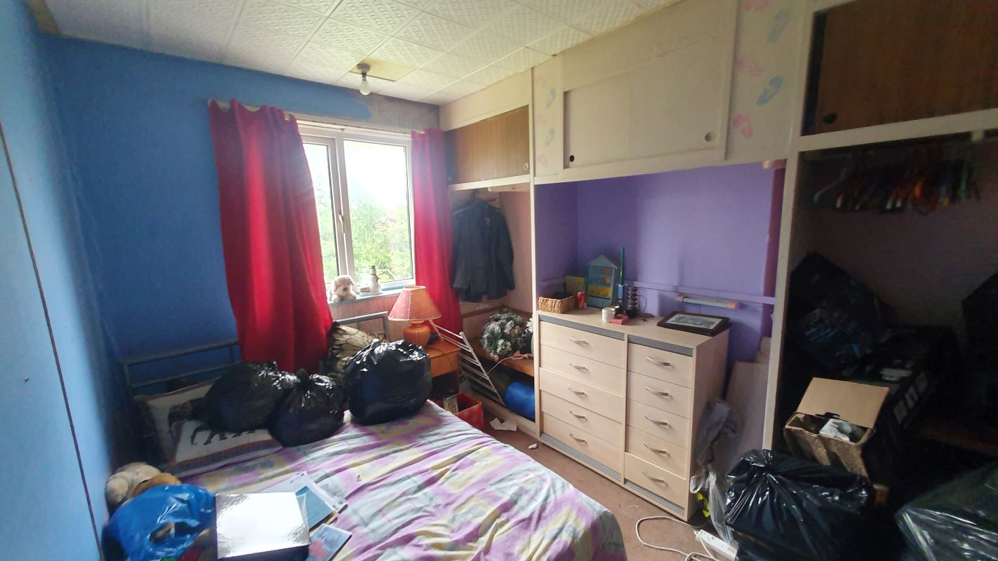 Leasehold Vacant Mid-Terraced House with Three Bedrooms